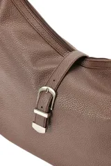 Cartera tipo bolso hobo de cuero sintético negro con textura granulada, asa de hombro ajustable y detalle de tira frontal con hebilla metálica plateada. Cierre superior con cremallera.
