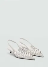 Zapato blanco con diseño troquelado, punta fina, tacón kitten y tira trasera.
