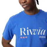 Remera azul con estampa frontal de la marca Rivvia en color blanco y tres flores rojas.
