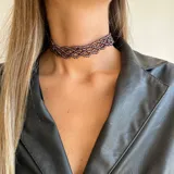 Gargantilla choker violeta tejida con cuentas.