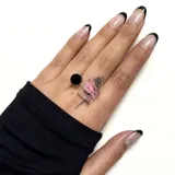 Anillo transparente con diseño de ojo y círculo negro.