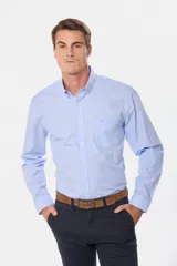 Camisa de vestir celeste con rayas verticales blancas, de manga larga y corte clásico.