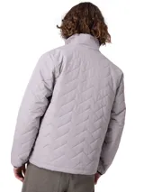 Campera puffer Caterpillar color gris claro, con cuello alto, cierre frontal completo y diseño acolchado con patrón chevron. Cuenta con parche del logo de la marca en el pecho.