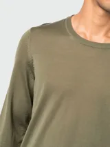 Suéter verde oliva de lana merino, corte ajustado y cuello redondo.