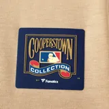 Remera de manga corta color beige, con cuello redondo y el logo de los New York Yankees bordado en el pecho.