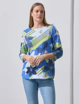 Blusa estampada con cuello redondo y mangas 3/4. Tiene apliques de botones en los hombros.