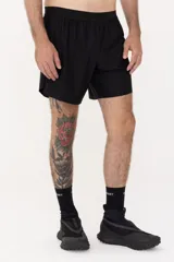 Short deportivo negro de tela ultra liviana con tecnología drifit y protección UV50+.