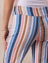 Pantalón de gabardina elastizada con estampado floral multicolor, pretina ancha elastizada y corte recto.