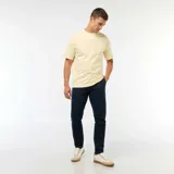 Pantalón chino de hombre, color azul marino, de corte ajustado (slim fit) y confeccionado en tejido de twill.