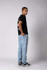 Pantalón de jean de corte recto en color celeste claro, con diseño clásico de cinco bolsillos y costuras reforzadas.