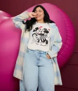 Saco largo de polivelour con estampado de cuadros, cuello con solapa, bolsillos y cierre con dos botones delanteros.