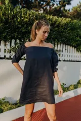 Vestido corto de lino en color verde oliva, con escote estilo bardot (hombros descubiertos) y mangas cortas abullonadas con elástico.