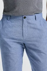 Pantalón de lino celeste de corte slim, con trabillas para cinturón y bolsillos laterales.