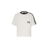 Remera de manga corta Y-3 color gris claro con cuello redondo negro, el característico logo Y-3 en el pecho y las tres tiras de Adidas en los hombros.