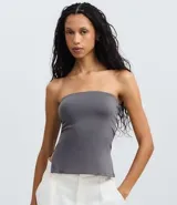 Blusa blanca sin breteles, confeccionada en microfibra, con detalle de encaje en el lateral y corte ajustado.