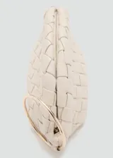 Bolso de mano pequeño con diseño trenzado en cuero ovino color beige y asa circular metálica dorada.