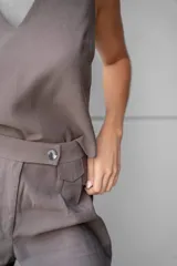 Pantalón sastrero de tiro alto y corte amplio, color gris oscuro, con pinzas en la cintura.