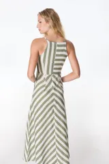 Vestido midi de lino a rayas verticales color verde y blanco, con cuello halter y corte evasé.