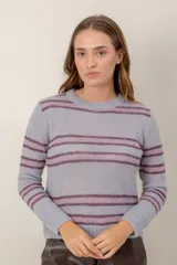 Sweater de punto con diseño de rayas horizontales en tonos lila y rosado, cuello redondo y mangas largas con puños acanalados.