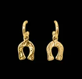 Aros tipo argolla con dije colgante en forma de herradura con textura irregular, hechos de bronce.