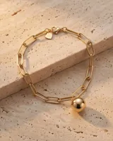 Pulsera de plata con baño de oro, compuesta por una cadena de eslabones rectangulares combinados con una cadena fina, y un dije colgante en forma de esfera lisa.