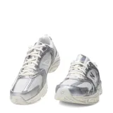 Championes urbanos New Balance modelo 530, con diseño retro de running. Presentan una combinación de malla blanca y detalles en cuero sintético metalizado plateado. Incluyen entresuela con tecnología ABZORB para mayor amortiguación.