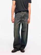Jean de corte wide leg y tiro medio, confeccionado en denim pesado de algodón con lavado envejecido y efecto vintage.
