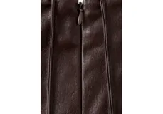 Falda midi plisada de cuero sintético en color marrón oscuro, con diseño de talle alto y caída acampanada.
