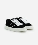 Championes de estilo skater para hombre, confeccionados en poliuretano color marrón oscuro. Poseen punta redonda, caña baja y suela de plataforma blanca. Destacan por sus cordones anchos tipo fat lace y detalles laterales en contraste.
