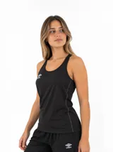 Musculosa deportiva Umbro modelo Nina para mujer, color negro con costuras en contraste y el logo de la marca estampado en el pecho.