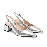 Zapato slingback de cuero color plateado, con punta fina, taco ancho bajo y tira trasera ajustable con hebilla metálica.