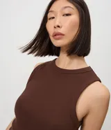 Musculosa de ribana de algodón con elastano, diseño ajustado al cuerpo, cuello redondo alto y sin mangas.