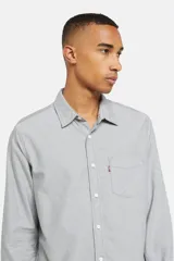 Camisa de hombre Levi's de manga larga color gris claro, con cuello clásico, cierre con botones y bolsillo en el pecho. Corte estándar.