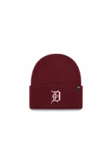 Gorro tejido tipo beanie con puño, color bordó, con el logo de los Detroit Tigers bordado en relieve en el frente en color rosado. Cuenta con una pequeña etiqueta de la marca 47 en el borde.