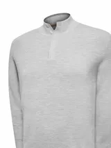 Sweater gris de lana merino con cuello alto abotonado y detalles en contraste.