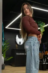 Pantalón de jean estilo baggy, color celeste claro, de tiro alto y corte amplio con detalles bordados en los bolsillos.