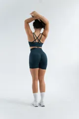 Short deportivo color borgoña, de tiro alto y corte ajustado, con textura acanalada y frunce en la parte trasera.