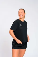 Remera deportiva de manga corta Umbro modelo Bink, color negro, con cuello redondo y logo de la marca estampado en el pecho en color blanco.