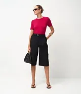 Blusa básica femenina tipo t-shirt, color bordó, confeccionada en viscosa con cuello redondo y mangas cortas.