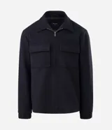 Campera pesada tipo trucker de Marfinno, confeccionada en polivelour negro. Presenta cuello camisero, cierre frontal con cremallera y dos bolsillos frontales con solapa en el pecho.