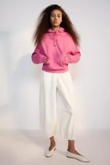 Hoodie de color fucsia, con capucha ajustable con cordones y bolsillo frontal tipo canguro.