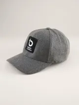 Gorra de béisbol de paño gris con parche frontal rectangular negro que incluye el logo y nombre de la marca bordados en blanco.