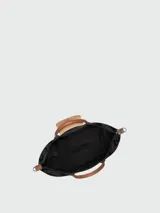 Bolso de viaje Longchamp modelo Le Pliage Original, de diseño ampliable, confeccionado en nylon negro con detalles en cuero marrón en las asas y solapa frontal con cierre de botón a presión. Incluye correa ajustable y extraíble.