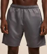 Bermuda deportiva gris para hombre, con cintura elástica, cordón de ajuste, bolsillos laterales y recortes laterales con red. Confeccionada en poliéster.