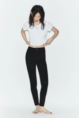 Jeans de corte skinny y tiro alto, confeccionados en tejido super elástico. Presentan diseño clásico de cinco bolsillos, cierre frontal con cremallera y botón metálico.