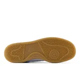 Championes New Balance 480 de hombre, color blanco con detalles en lila y suela color caramelo.