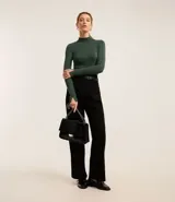 Blusa verde oscuro de viscosa con cuello alto y mangas largas con abertura en el puño.