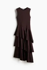 Vestido midi sin mangas, color marrón oscuro, con cuerpo entallado de punto y falda de satén con volados escalonados y diseño asimétrico.