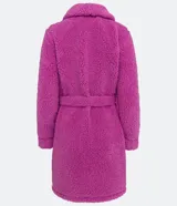 Bata de fleece rosa con lazo en la cintura, cuello con solapa y bolsillos.