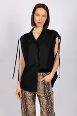 Blusa negra sin mangas con cuello camisero y tiras regulables en los hombros.